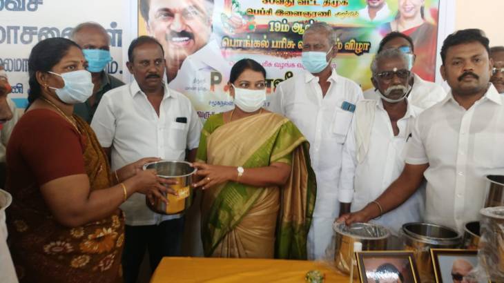 தூத்துக்குடியில் பொங்கல் பரிசு பகுதி மக்களுக்கு அமைச்சர் கீதாஜீவன் வழங்கினார்