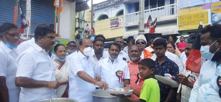 எட்டையபுரத்தில் எம்ஜிஆர் பிறந்தநாள் விழா : சிலைக்கு மாலை அணிவித்து மரியாதை!

