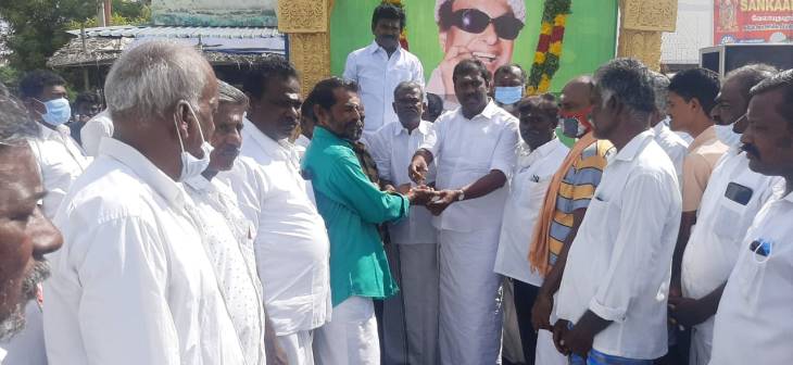 ஓட்டப்பிடாரம் அதிமுக கிழக்கு ஒன்றியம் சார்பில் எம்ஜிஆரின் 105ஆவது பிறந்த விழா கொண்டாட்டம் : ஒன்றியச் செயலாளர் காந்தி காமாட்சி தலைமையில் நடைபெற்றது!