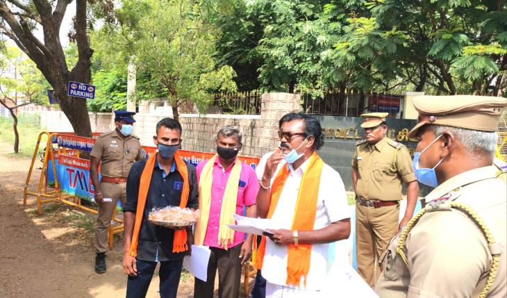 தூத்துக்குடி ஆட்சியர் அலுவலகத்தின் முன்பு பொதுமக்களுக்கு அல்வா கொடுக்கும் போராட்டம் - இந்து தேசிய கட்சியினர் கைது! 

