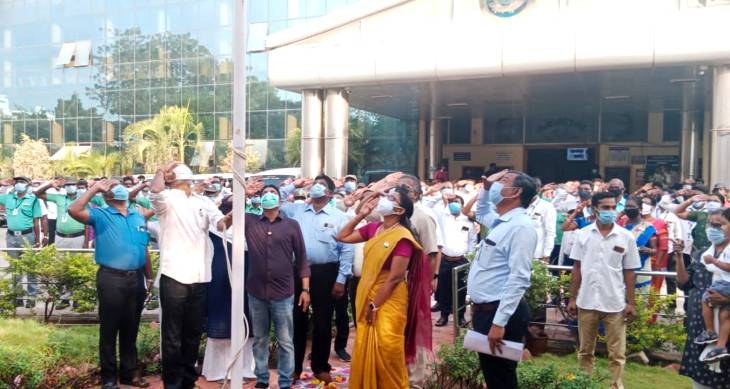 தூத்துக்குடி மாநகராட்சி அலுவலகத்தில்  73 வது குடியரசு தின விழா : ஆணையர் சாருஸ்ரீ கொடி ஏற்றினார்!

