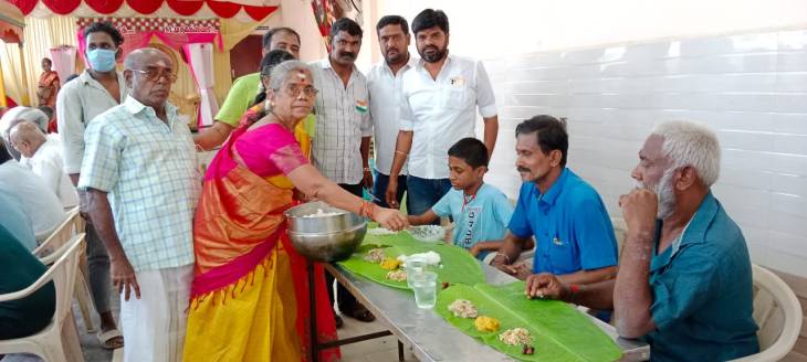 தூத்துக்குடியில் முருகப்பெருமான் குருபூஜையை முன்னிட்டு அன்னதானம்