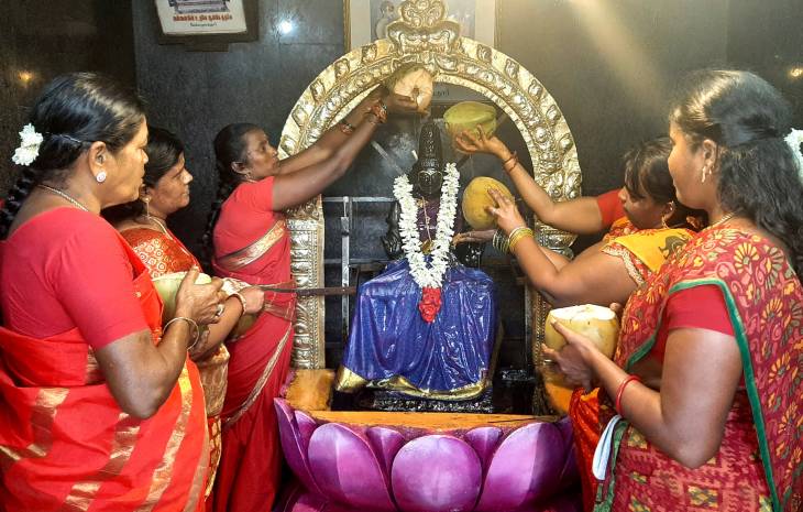 தூத்துக்குடி திருவிக நகர் சக்திபீடத்தில் விவசாயம் வளம்பெற 504 பெண்கள் இளநீர் அபிஷேகம் செய்து வழிபாடு!

