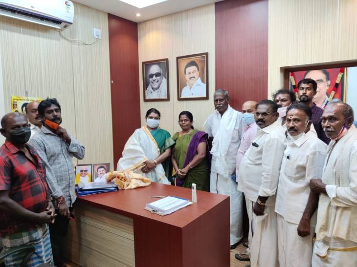 தூத்துக்குடி திமுக கூட்டணி வேடப்பாளர்கள் சமுகநலத்துறை அமைச்சர் கீதாஜீவனை நேரில் சந்தித்து வாழ்த்து பெற்றனர்.