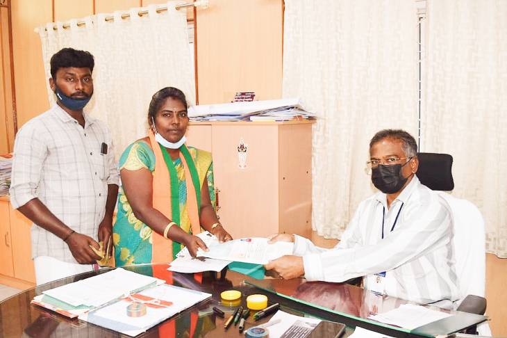 தூத்துக்குடி மாநகராட்சி தேர்தல் :  1வது வார்டில் பாஜக சார்பில் ஜெயலெட்சுமி வேட்பு மனு தாக்கல்!