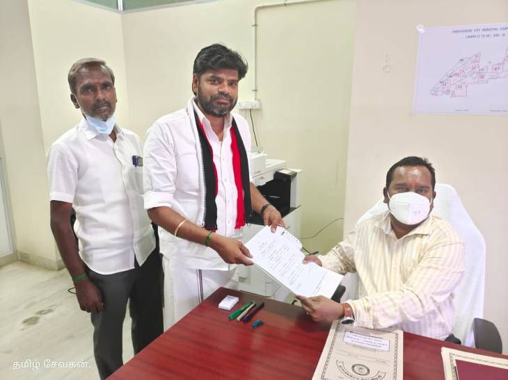 தூத்துக்குடி மாநகராட்சி தேர்தல் : 39 வது வார்டில் அதிமுக வேட்பாளர் திருச்சிற்றம்பலம் வேட்புமனு தாக்கல்!