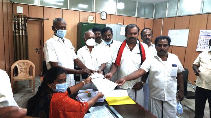 தூத்துக்குடி மாநகராட்சி தேர்தல் : 20 வது வார்டில் திமுக வேட்பாளர் ஜெகன் பெரியசாமி இன்று வேட்பு மனு தாக்கல் செய்தார்!


