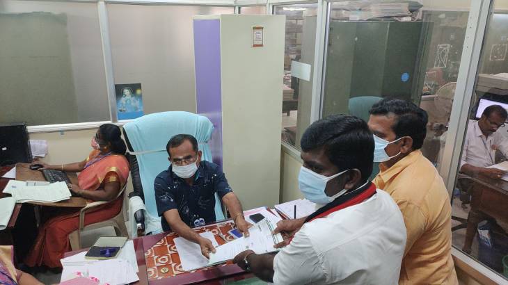 தூத்துக்குடி மாநகராட்சி தேர்தல் : 60வது வார்டில் திமுக வேட்பாளர் பாலகுருசாமி வேட்புமனு தாக்கல் 