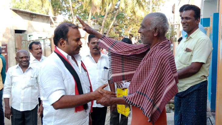 தூத்துக்குடி 20வது வார்டு திமுக வேட்பாளர் ஜெகன் பெரியசாமிக்கு சால்வை அணிவித்து வரவேற்ற அதிமுக வேட்பாளர்