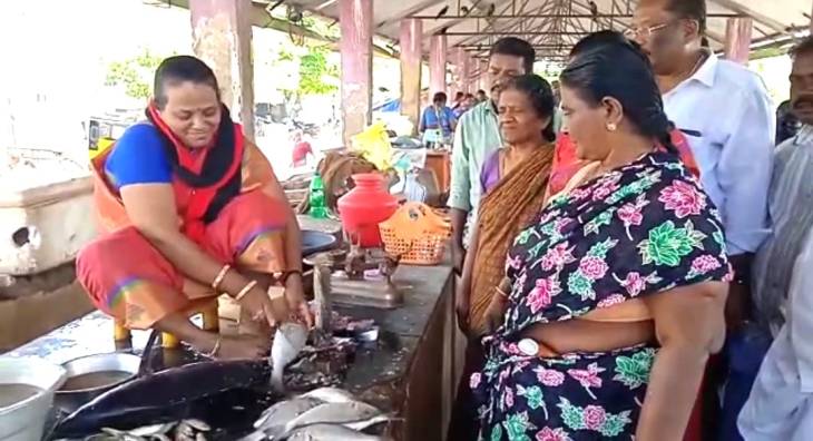 தூத்துக்குடி மாநகராட்சி தேர்தல் : 24 வது வார்டில் மீன்களை வெட்டி விற்பனை செய்து திமுக வேட்பாளர் மெட்டில்டா டேனியல் தீவிர வாக்கு சேகரிப்பு