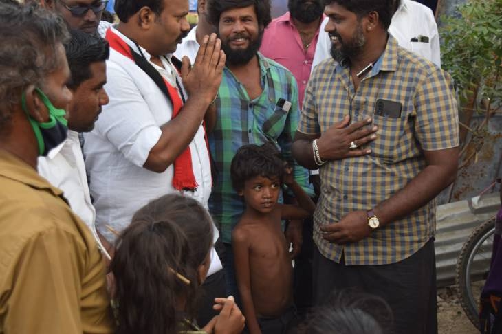 நரிக்குறவர் மக்களிடம் வாக்கு சேகரித்த தூத்துக்குடி 20வது வார்டு வேட்பாளர் ஜெகன் பெரியசாமி