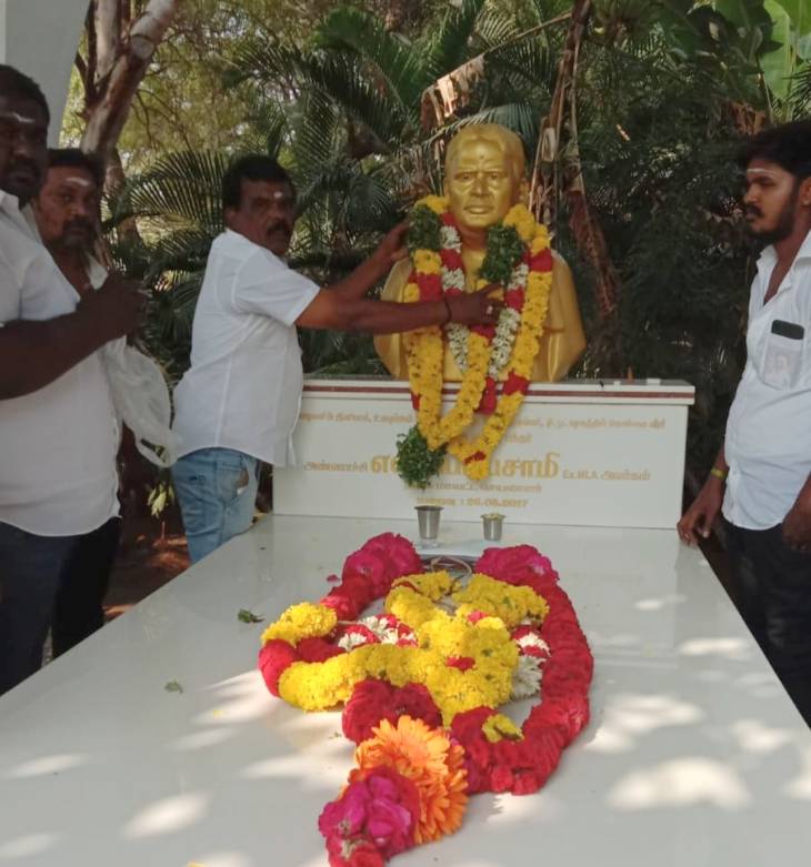 தூத்துக்குடி திமுக வேட்பாளர்கள் பெரியசாமி நினைவிடத்தில் அஞ்சலி!