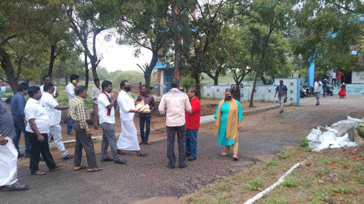 தூத்துக்குடி 60வது வார்டு பகுதி திமுக வேட்பாளர் தேவாலயதிற்கு வெளியே வாக்கு சேகரிப்பு