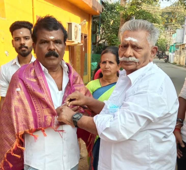 தூத்துக்குடி 39வது வார்டு திமுக வேட்பாளர் சுரேஷ்குமார் உதயசூரியன் சின்னத்திற்கு வீதிவீதியாக சென்று வாக்கு சேகரிப்பு!