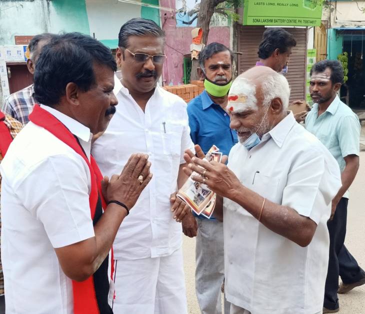தூத்துக்குடி 39வது வார்டு திமுக வேட்பாளர் சுரேஷ்குமாரை உற்சாகமாக வரவேற்ற பொதுமக்கள்