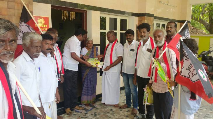 தூத்துக்குடி 35வது வார்டு அதிமுக வேட்பாளர் வீரபாகு வீதிவீதியாக சென்று வாக்கு சேகரிப்பு!