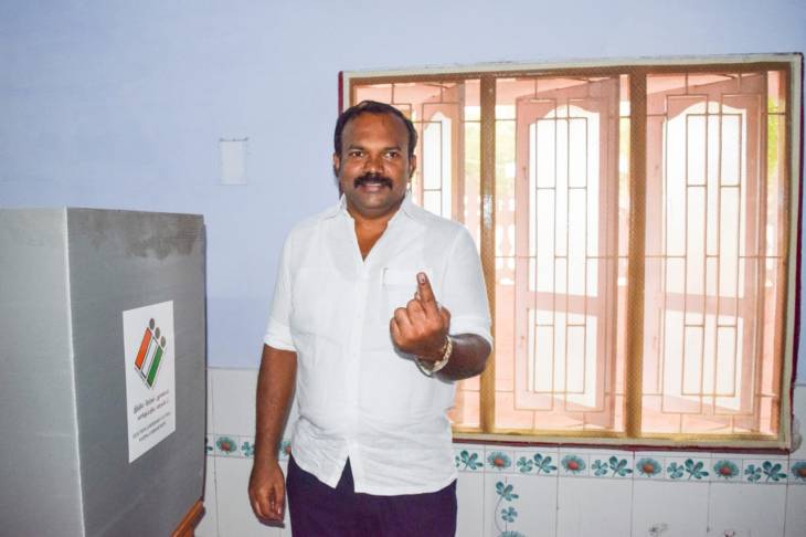 தூத்துக்குடி மாநகராட்சி தேர்தல் - திமுக வேட்பாளர் ஜெகன் பெரியசாமி வாக்களித்தார்!

