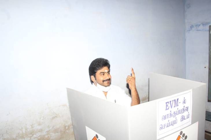 தூத்துக்குடி மாநகராட்சி 59வது வார்டு அதிமுக வேட்பாளர் எஸ்பிஎஸ். ராஜா தனது வாக்குப்பதிவினை செலுத்தினார்.