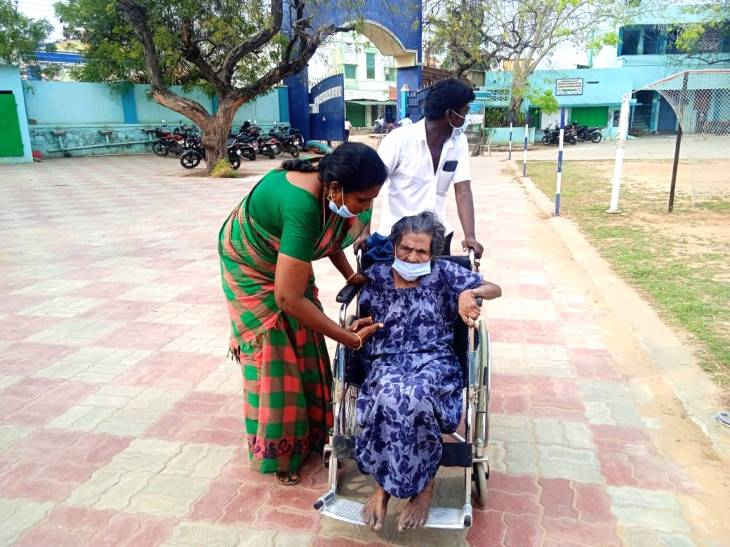 தூத்துக்குடியில் 94 வயது மூதாட்டி சக்கர நாற்காலியில் வந்து வாக்களிப்பு! 

