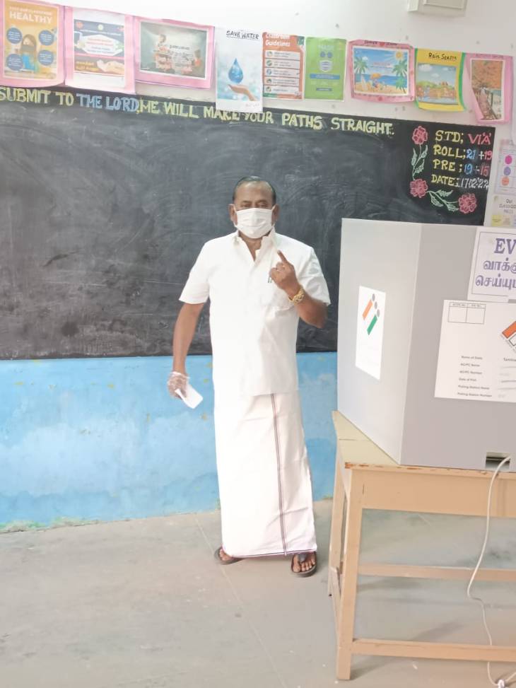 நகர்ப்புற உள்ளாட்சித் தேர்தல் - முன்னாள் அமைச்சர் சி த செல்லப்பாண்டியன் வாக்களித்தார்! 

