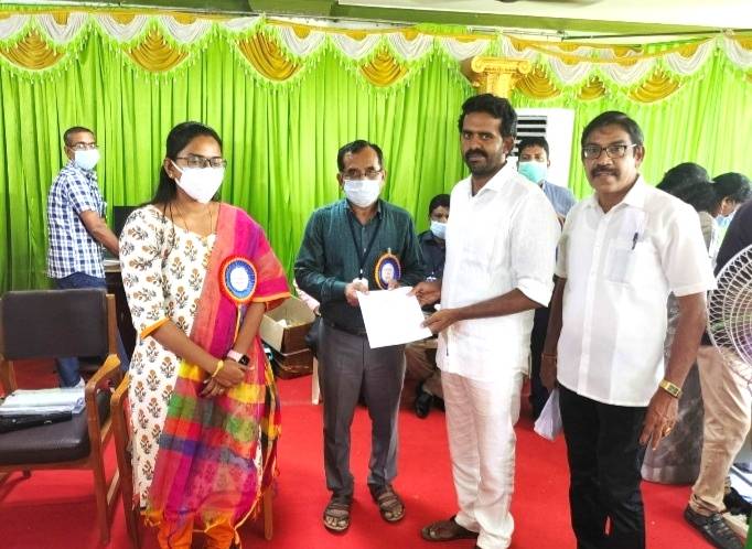 தூத்துக்குடி மாநகராட்சி தேர்தல் 2 வாக்குகள் வித்தியாசத்தில் வெற்றி பெற்ற அதிமுக வேட்பாளர்!

