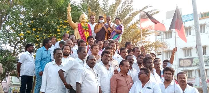 தூத்துக்குடியில் திமுக சார்பில் தலைவர்கள் சிலைக்கு மாலை அணிவித்து மரியாதை!