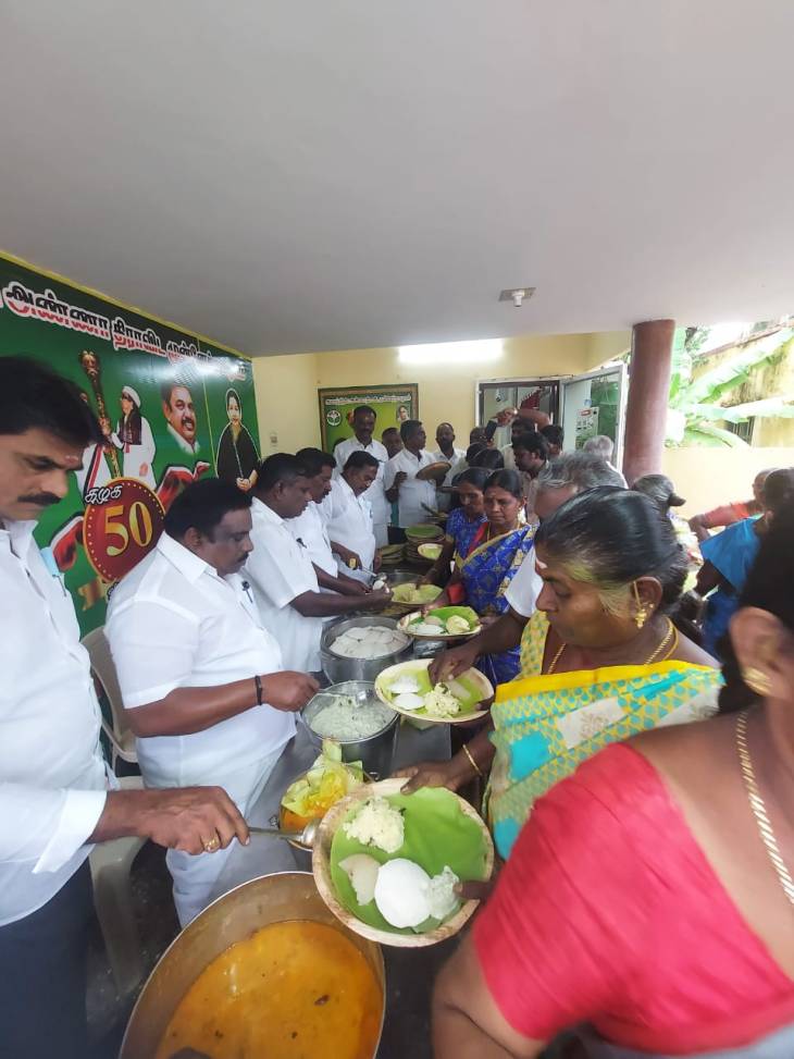 தூத்துக்குடியில் ஜெயலலிதா பிறந்தாளை முன்னிட்டு அவரது படத்திற்கு அதிமுக முன்னாள் அமைச்சர் சி.த செல்லப்பாண்டியன் மாலை அணிவிப்பு!