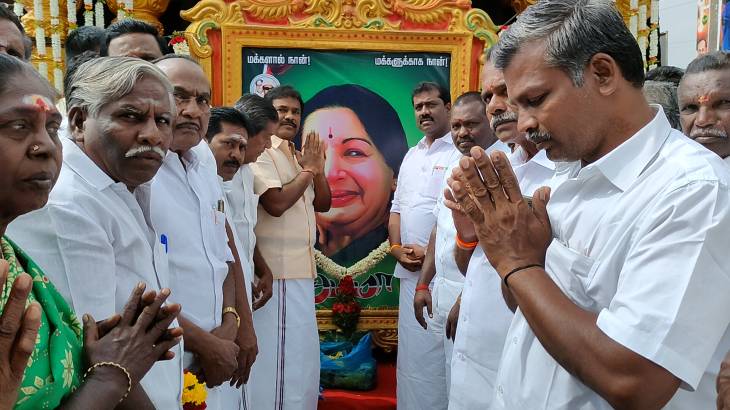 விளாத்திகுளத்தில் ஜெயலலிதா பிறந்த நாள் விழா : அதிமுகவினர்  மரியாதை!

