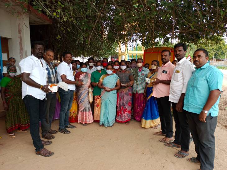 முதல்வர் ஸ்டாலின் பிறந்தநாளையொட்டி ஊராட்சி மன்ற தலைவர் சரவணக்குமார் மாப்பிள்ளையூரணி பகுதியில் இனிப்பு வழங்கினார்!
