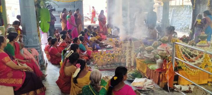உலக மகளிர் தினத்தை முன்னிட்டு தூத்துக்குடி  மேலசண்முகபுரம் பிரசித்தி பெற்ற பத்திரகாளி அம்மன் கோவிலில் சிறப்பு பூஜை நடைபெற்றது