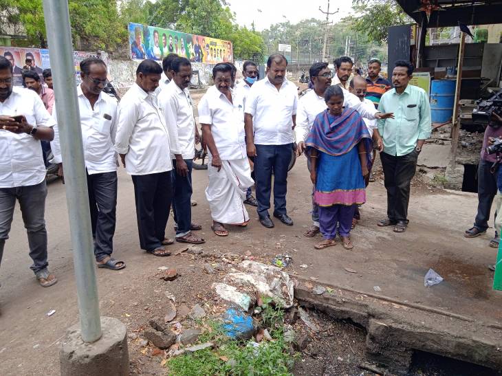 தூத்துக்குடியில் மழைநீர் தேங்கிய பகுதியில் மேயர் ஜெகன் பெரியசாமி பார்வையிட்டார்.