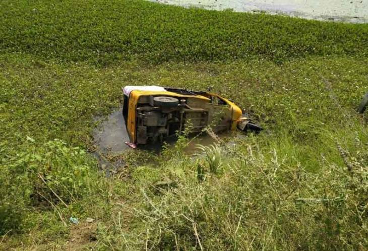 ஸ்ரீவைகுண்டம் அருகே குளத்தில் ஆட்டோ கவிழ்ந்து ஒருவர் பலி