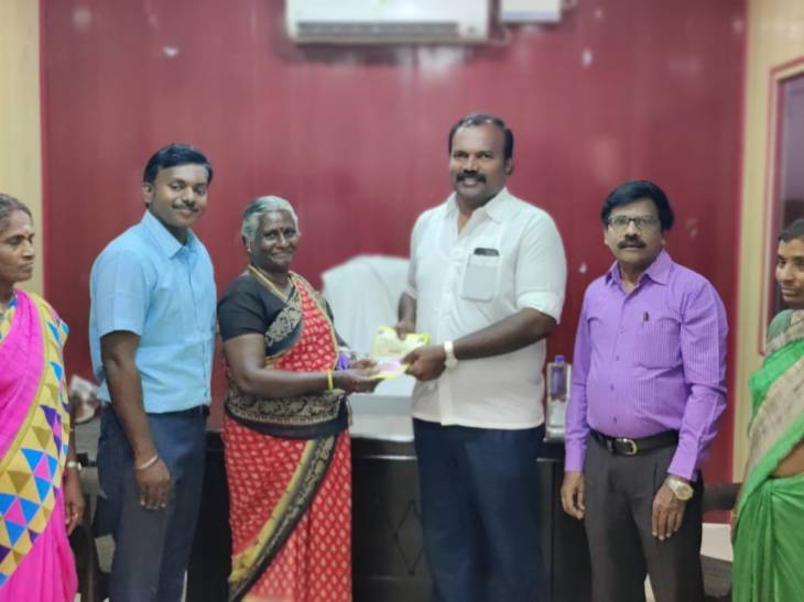 தூத்துக்குடியில் 148 பயனாளிகளுக்கு நகைகடன் தள்ளுபடி! இதற்கான சான்றிதழை மேயர் ஜெகன்பெரியசாமி வழங்கினார்.