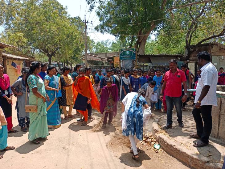 மாப்பிள்ளையூரணியில் நாட்டுநலப்பணி திட்டம்- மாணவ, மாணவிகள், பஞ்சாயத்து தலைவர் சரவணக்குமார் ஆகியோர் தூய்மைப்பணியை மேற்கொண்டனர்.