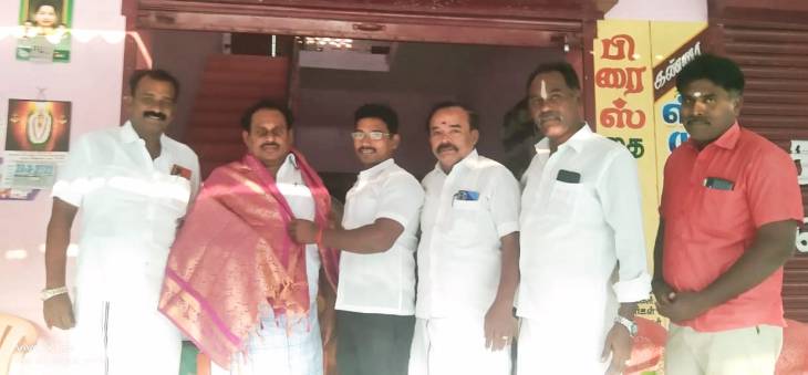 தூத்துக்குடி மாநகராட்சி, 5 வது வார்டில் மக்கள் நீதி மையம் சார்பில் போட்டியிட்ட வேட்பாளர் அதிமுகவில் ஐக்கியம்.