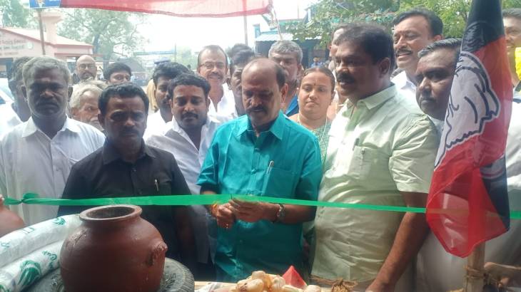 எட்டயபுரத்தில் அதிமுக சார்பில் நீர்மோர், தண்ணீர் பந்தல் : கடம்பூர் ராஜு எம்எல்ஏ திறந்து வைத்தார்!

