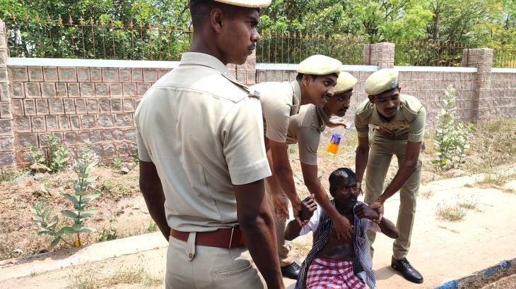 மாவட்ட ஆட்சியர் அலுவலகத்தில் தீக்குளிக்க முயன்ற மாற்றுத்திறனாளி வாலிபரால் பரபரப்பு

