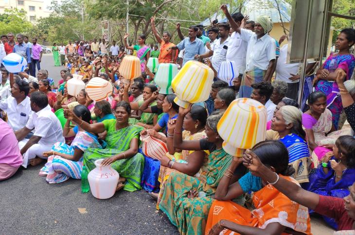 தூத்துக்குடி மாவட்ட ஆட்சியர் அலுவலகத்தில் காலி குடங்களுடன் பெண்கள் முற்றுகை போராட்டம்! 

