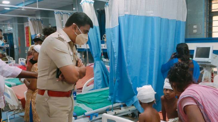 தூத்துக்குடியில் டூரிஸ்ட் வேன் கவிழ்ந்து விபத்து - காயமடைந்தவர்களுக்கு  மருத்துவமனைக்கு நேரில் சென்று எஸ்பி ஆறுதல்!
