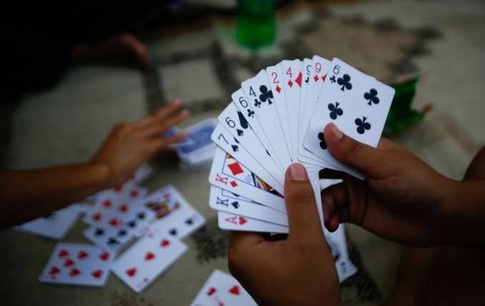 ஓட்டப்பிடாரத்தில் பணம் வைத்து சீட்டு விளையாடிய 4 பேர் கைது!