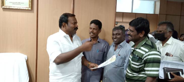 தூத்துக்குடியில் சாலையை சீரமைக்க மேயரிடம் கோரிக்கை!