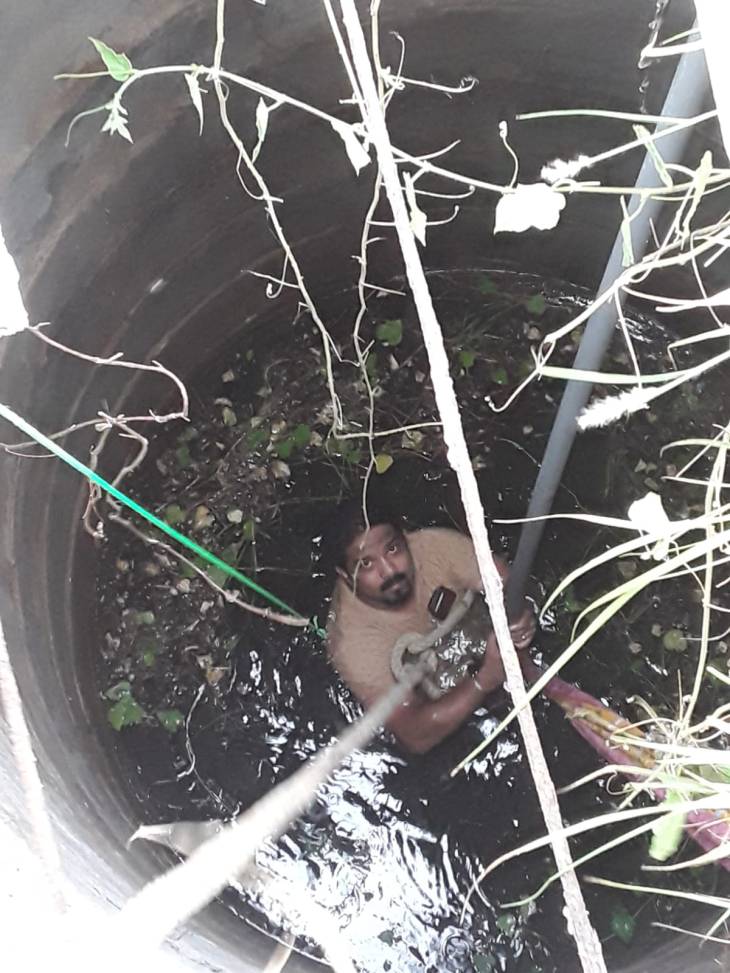தூத்துக்குடி அருகே கிணற்றில் தவறி விழுந்த தனியார் நிறுவன தலைமை அதிகாரி - தீயணைப்புபடையினர் பத்திரமாக மீட்டனர்