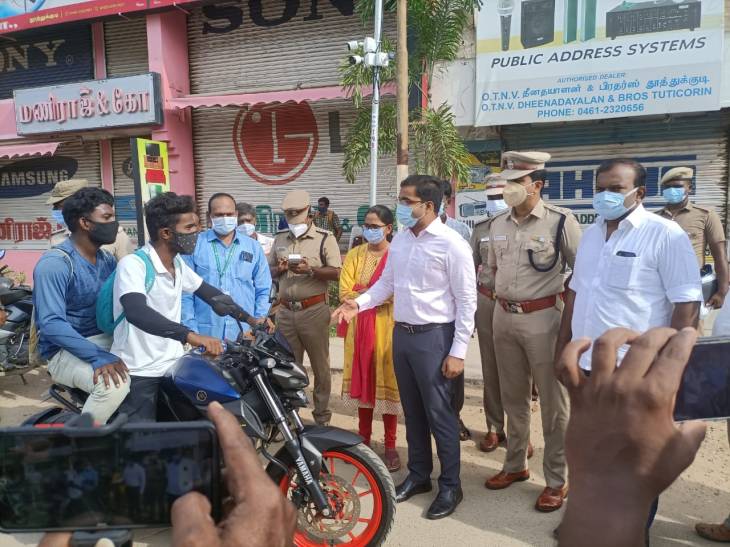 செல்போன் பேசிக்கொண்டு வாகனம் ஓட்டுவதை தவிர்க்கும் விழிப்புணர்வு நிகழ்ச்சி - மாவட்ட ஆட்சியர் தொடங்கி வைத்தார்