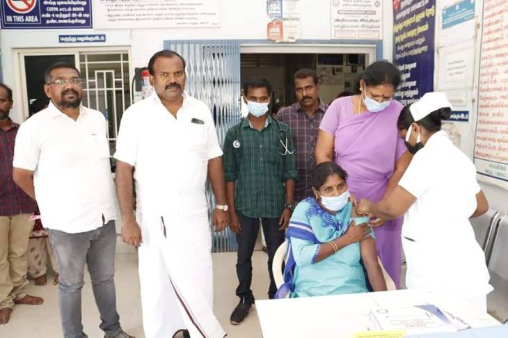 தூத்துக்குடியில் கொரோனா தடுப்பூசி முகாம் -  ஸ்டேட் பேங்க் காலனி ஆரம்ப சுகாதார மையத்தில் மேயர் ஜெகன் பெரியசாமி நேரில் பார்வையிட்டு ஆய்வு

