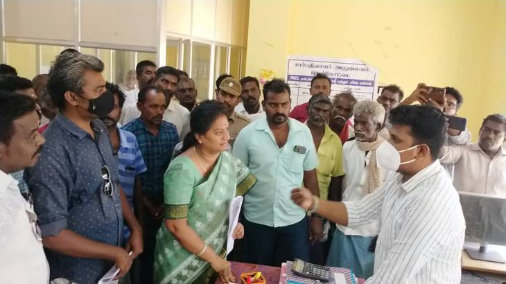 2500 ஏக்கர் விவசாய நிலங்கள் தனிநபருக்கு பத்திர பதிவு : சார் பதிவாளரை கண்டித்து சசிகலா புஷ்பா போராட்டம்!

