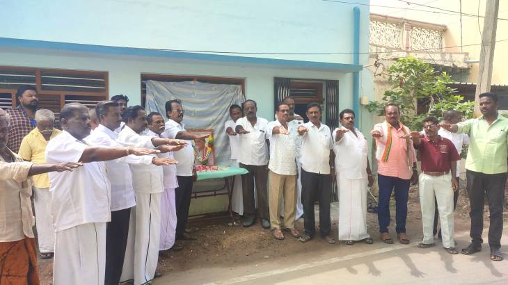 ராஜீவ் காந்தி நினைவுதினம் - தூத்துக்குடி மாநகர காங்கிரசார் மாலை அணிவித்து மரியாதை!


