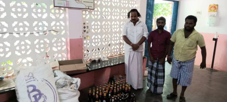 பழக்கடையில்  தடை செய்யப்பட்ட புகையிலை பொருட்கள், சட்டவிரோத மதுபாட்டில்கள் விற்பனை - கடை உரிமையாளர் உட்பட 3 பேர் கைது! 

