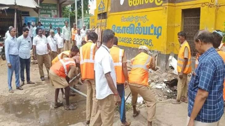 கோவில்பட்டி அண்ணா பஸ் நிலையத்தில் ஆக்கிரமிப்புகள் அகற்றம்