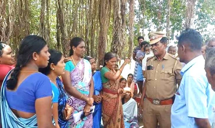 விளாத்திகுளம் அருகே 100 நாள் திட்டத்தில் பணிப்பொறுப்பாளர் மீது பொதுமக்கள் புகார் - சாலை மறியலுக்கு முயன்றதால் பரபரப்பு!

