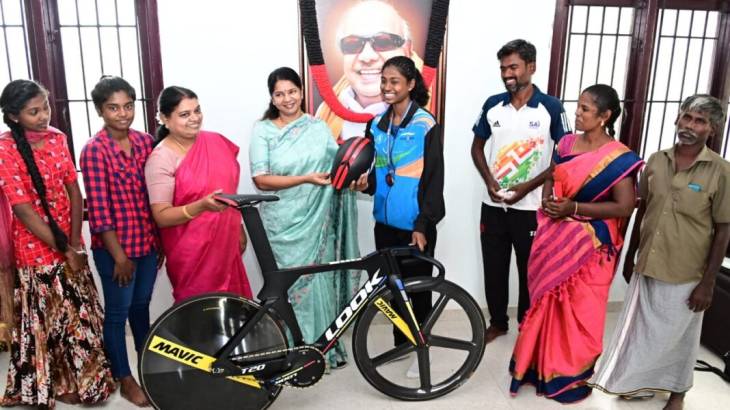 இந்தியாவிலேயே முதல் பெண் வீராங்கனை பயன்படுத்தப்போகும் சைக்கிள் - பரிசளித்த கனிமொழி எம்பி!